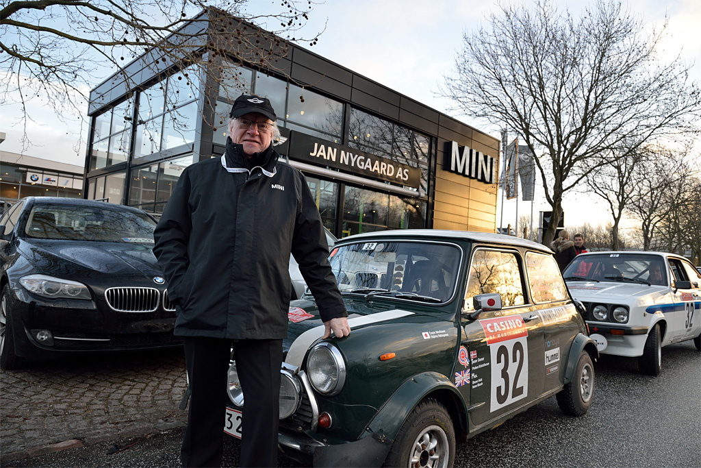 The Rally Professor, den finske tidligere stjerne Rauno Aaltonen, fortalte deltagerne, hvordan han vandt løbet for 48 år siden, inden Rallye Monte-Carlo Historique blev startet i København.
(Foto: Michael Eisenberg)